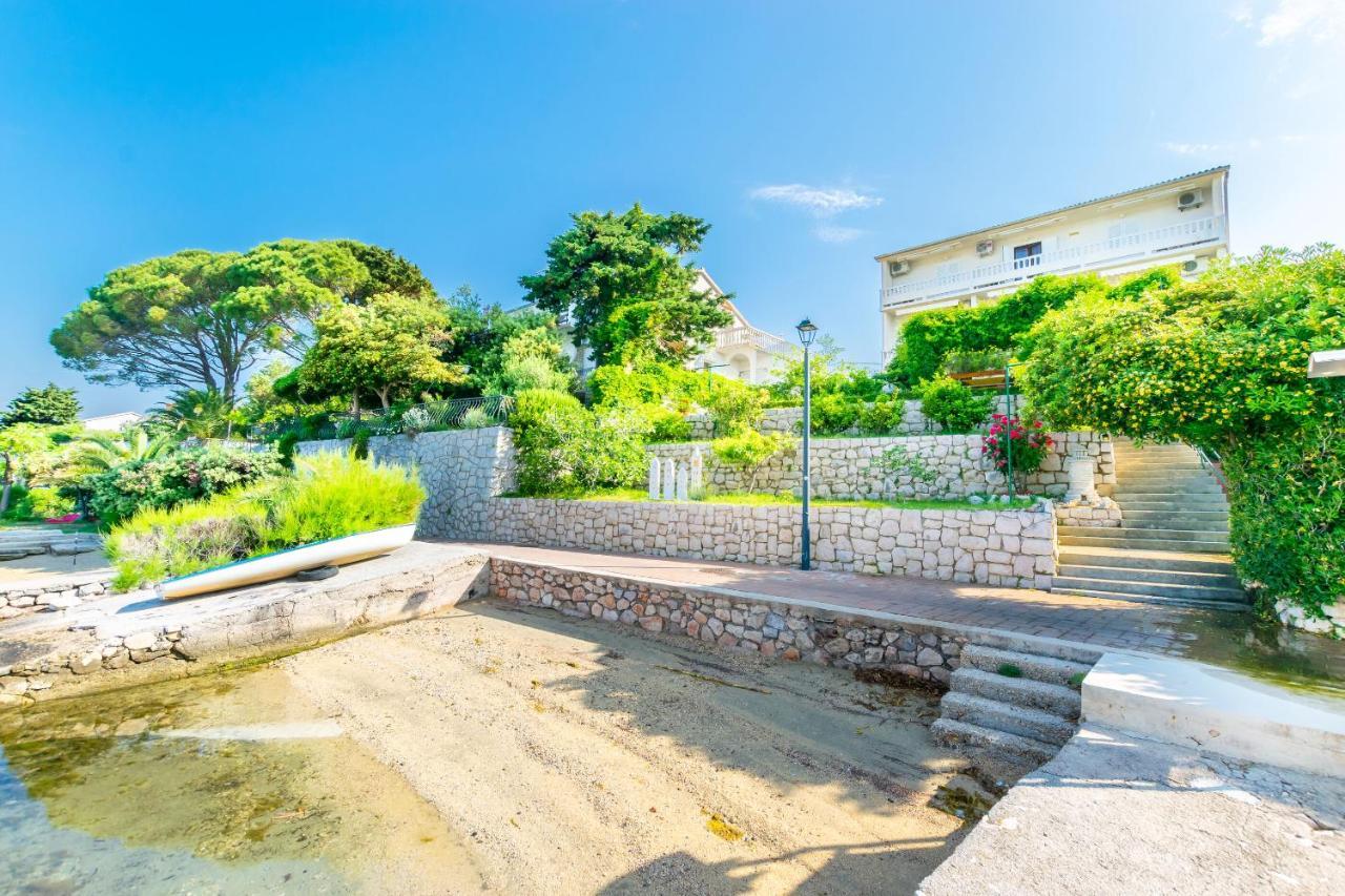Apartments Biserka Barbat na Rabu ภายนอก รูปภาพ